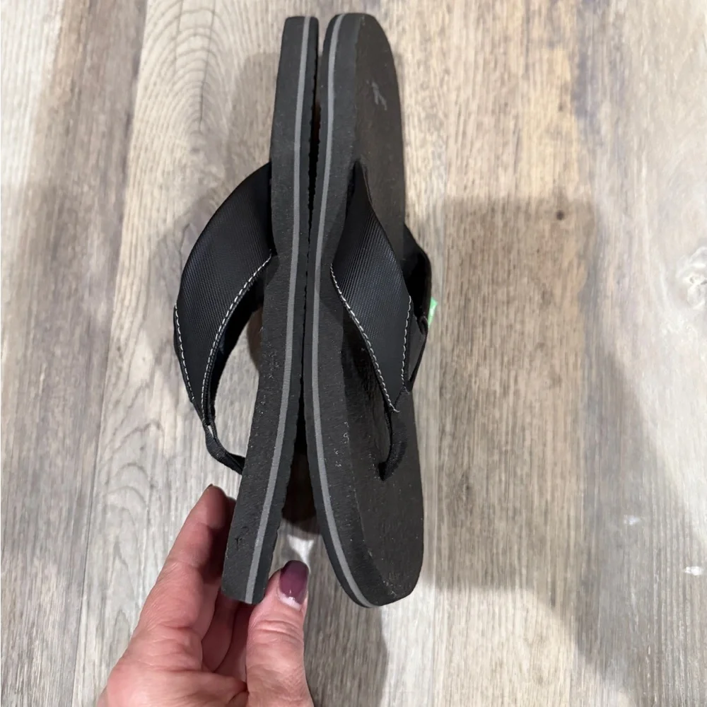 Sanuk black flip flops. Men's size‎ 6-7